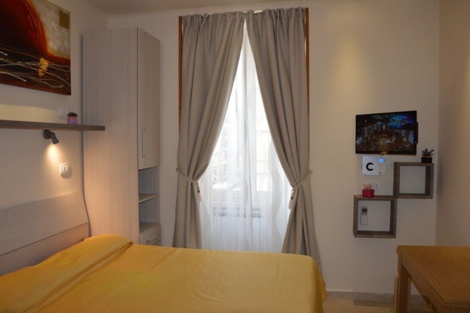 Camera con Letto Matrimoniale bagno privato e cucinotto in camera tariffa Euro 55,00 a notte