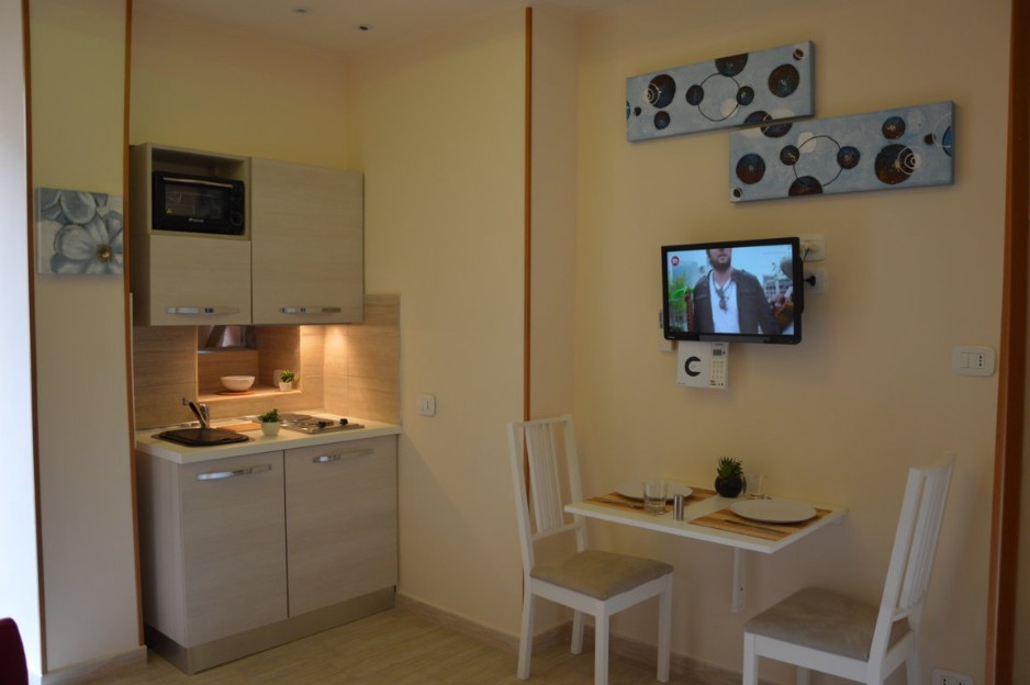 Camera con Letto Matrimoniale bagno privato e cucinotto in camera tariffa Euro 55,00 a notte