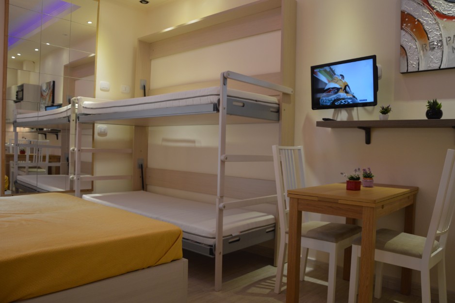 Camera con Letto Matrimoniale e Letto a castello  bagno privato tariffa Euro 75,00 a notte 4 persone