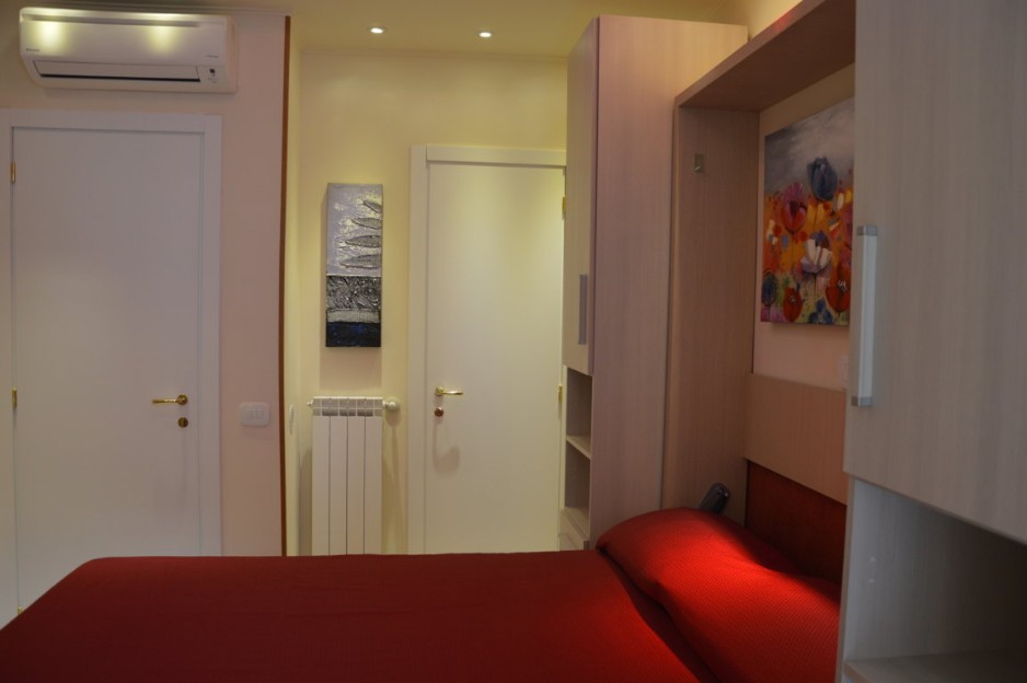 Camera con Letto Matrimoniale bagno privato e cucinotto in camera tariffa Euro 55,00 a notte