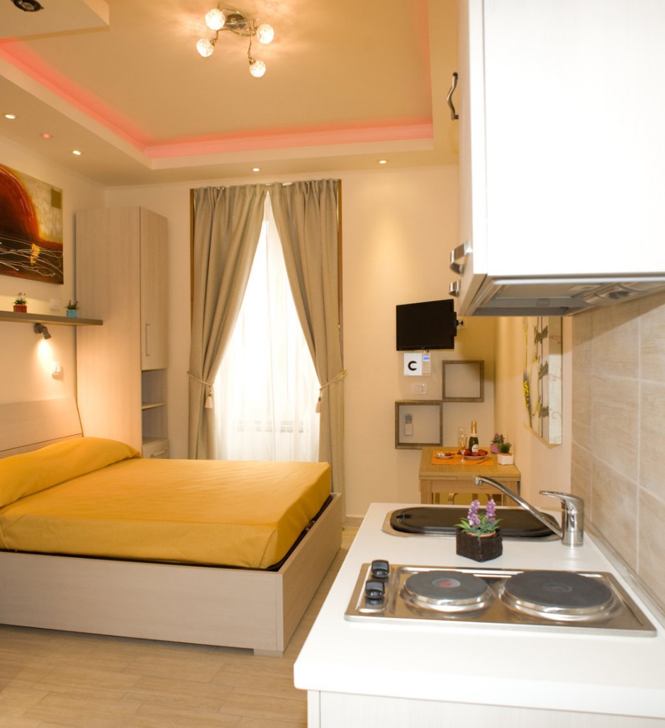 Camera con Letto Matrimoniale bagno privato e cucinotto in camera tariffa Euro 55,00 a notte